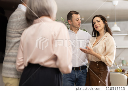 Adult daughter introduces parents to her boyfriend, family gatherings and communication 118515313