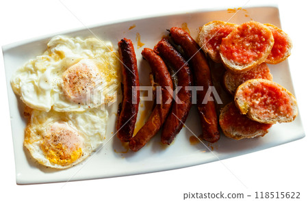 Fried eggs served with chistorra sausages Fried eggs served with chistorra sausages 118515622