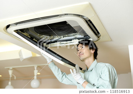 一名男工人正在檢查天花板空調 118516913
