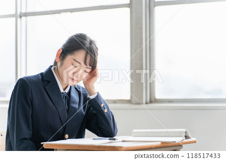 女高中生和初中生在學校教室裡擔心（擔心、煩惱、壓力） 118517433