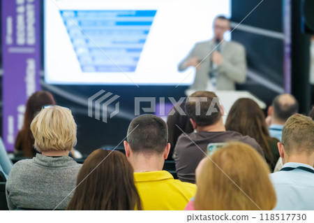 Speaker presenting to an audience at a business conference 118517730