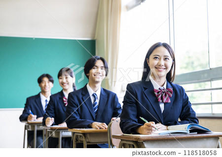 班級教室男女高中國中微笑 118518058