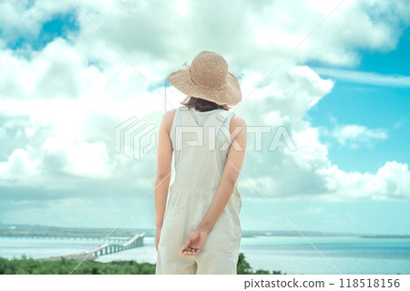 從宮古島的壯觀景點看到伊良部大橋和戴草帽的女人 118518156