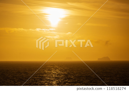 Antarctic sunset in the Bransfield strait Antarctic sunset in the Bransfield strait 118518274