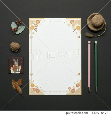Blank, unwritten notepaper on a desk 118518572