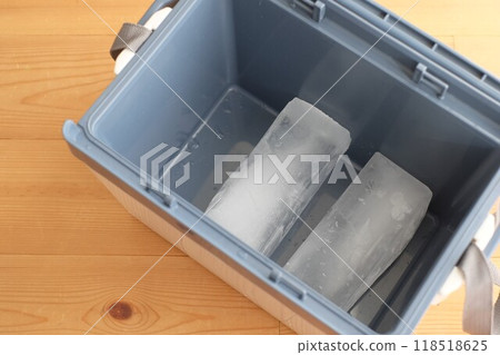 冷藏箱中的冰塊 冷藏箱中的冰塊 118518625