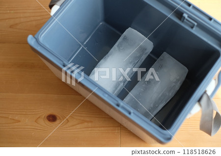 冷藏箱中的冰塊 冷藏箱中的冰塊 118518626