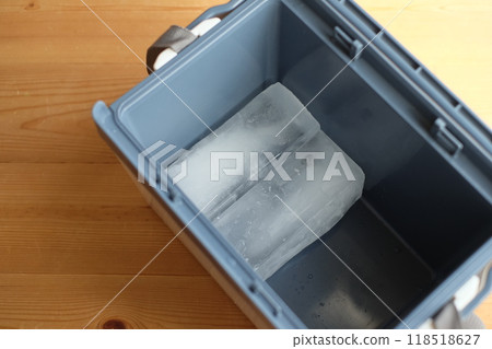 冷藏箱中的冰塊 冷藏箱中的冰塊 118518627