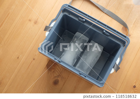 冷藏箱中的冰塊 冷藏箱中的冰塊 118518632