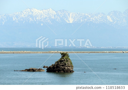 雨晴海岸和立山山脈的奇岩怪石 118518633