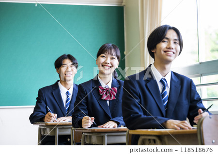 Classroom, boys and girls, high school, junior high school, smiling Classroom, boys and girls, high school, junior high school, smiling 118518676