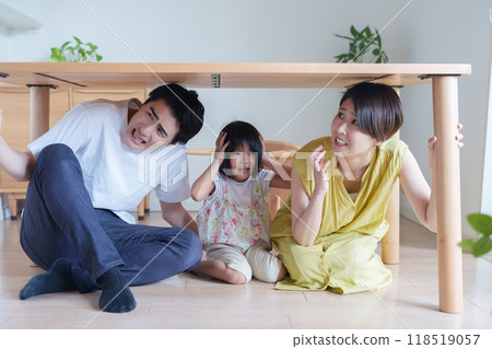 大地震後，一家人躲在桌子底下。 118519057