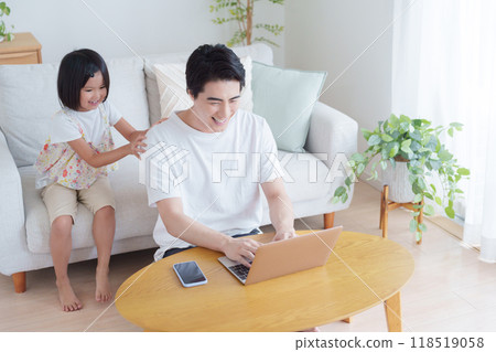 孩子看著爸爸遠距工作 118519058