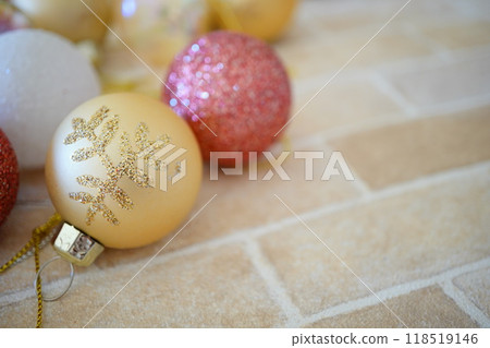Many round ornaments on a Christmas tree 118519146