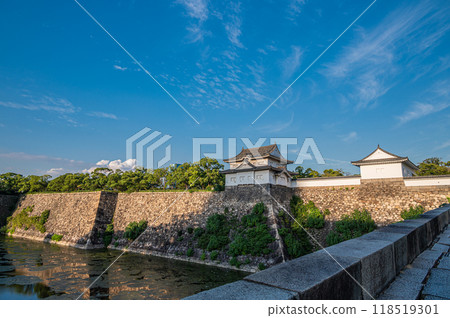 Osaka Castle's Sengan-yagura and Tamon-yagura towers illuminated by the setting sun Osaka Castle's Sengan-yagura and Tamon-yagura towers illuminated by the setting sun 118519301
