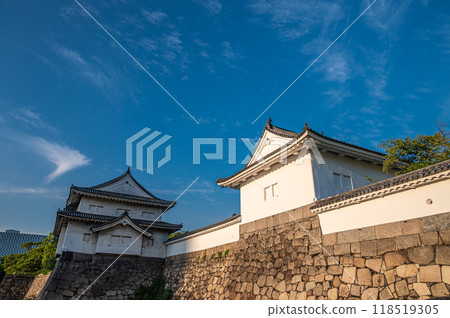Osaka Castle's Sengan-yagura and Tamon-yagura towers illuminated by the setting sun Osaka Castle's Sengan-yagura and Tamon-yagura towers illuminated by the setting sun 118519305