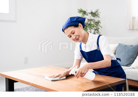 白色馬球衫的資深女性管家有藍色圍裙的 118520188