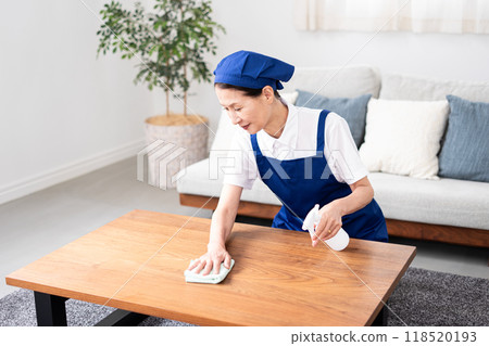 白色馬球衫的資深女性管家有藍色圍裙的 白色馬球衫的資深女性管家有藍色圍裙的 118520193