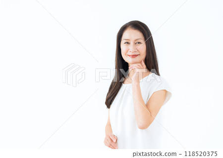 Middle-aged woman doing skin care 118520375
