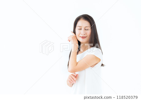 Middle-aged woman doing skin care 118520379