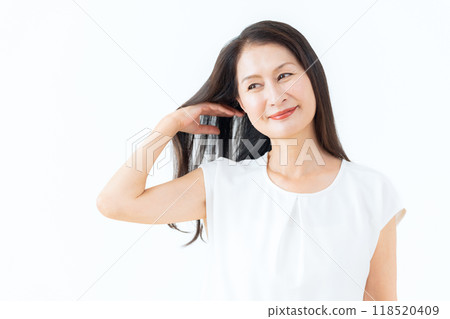 Middle-aged woman doing skin care 118520409