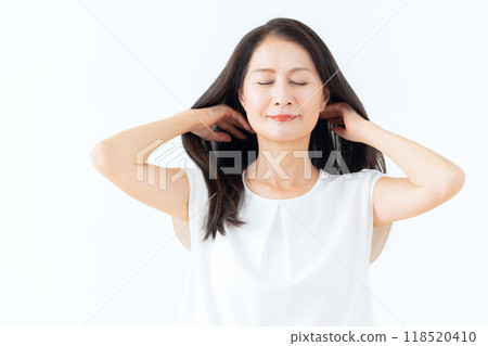 中年女人在做皮膚護理 118520410