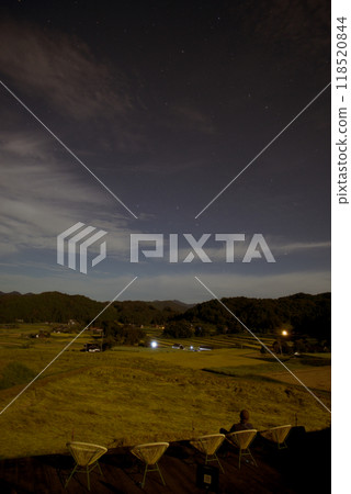 月光三河內梯田露台人們坐在月光照亮的椅子上，金色的梯田，星空複製空間 118520844