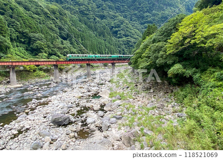 Yufuin no Mori crossing the iron bridge of the Kusu River 118521069