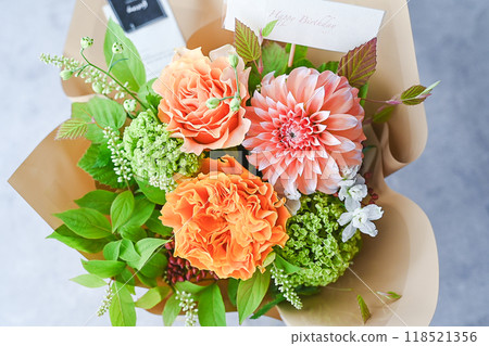 Stylish flower arrangements in vibrant colours 118521356