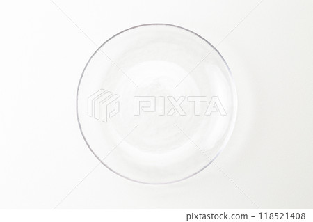 白色背景上的玻璃盤 118521408