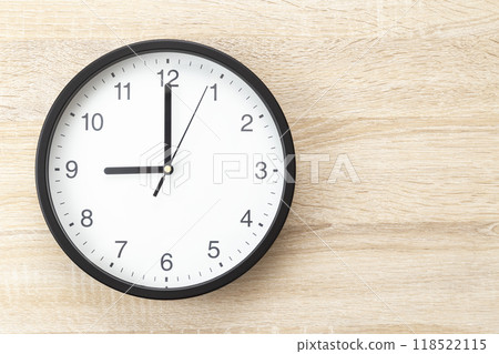 木紋背景上的掛鐘 118522115