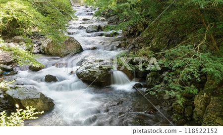 A valley flowing through fresh greenery: Banzai Falls, Hidakagawa Town, Wakayama Prefecture 118522152