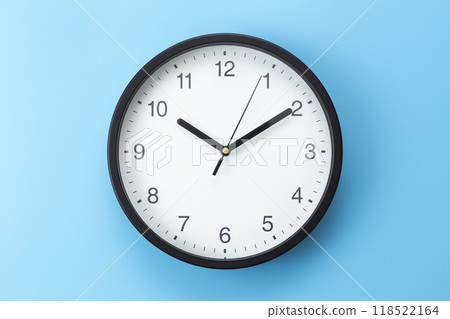 藍色背景上的掛鐘 118522164