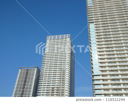 Tower apartment building that stands out against the blue sky | Harumi Tower apartment building that stands out against the blue sky | Harumi 118522294
