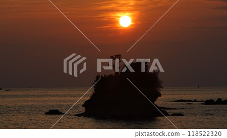View of Koyama Island and the sunset in Tanabe Bay 118522320