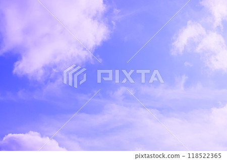 白雲在藍天蔓延（背景素材） 118522365