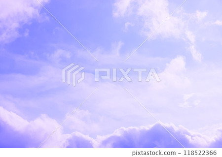 白雲在藍天蔓延（背景素材） 118522366