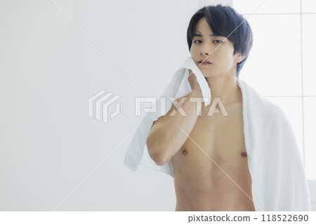 一名裸體青年用浴巾擦拭身體 118522690