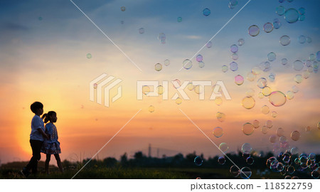 日落時孩子和肥皂泡的懷舊風景 118522759