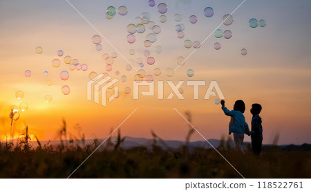 日落時孩子和肥皂泡的懷舊風景 118522761