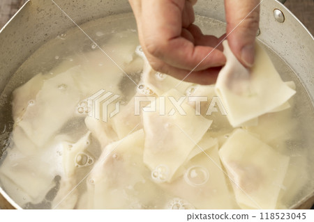餛飩 將餛飩放入鍋中煮沸 118523045