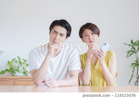 一對夫婦使用智能手機 118523076