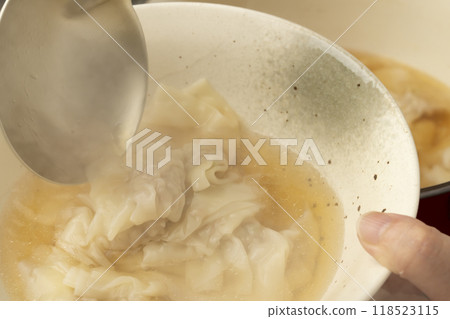 餛飩：將餛飩湯盛入碗中。 118523115