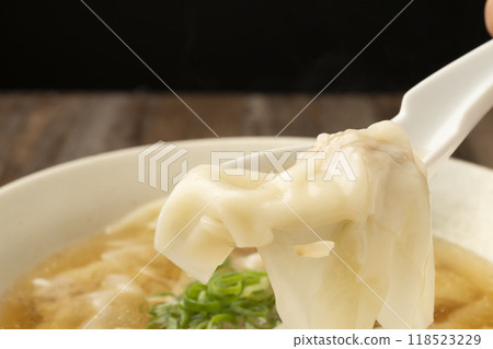 Wonton: Lifting wonton soup with a spoon 118523229