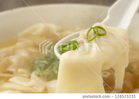 餛飩：用湯匙舀起餛飩湯 118523235