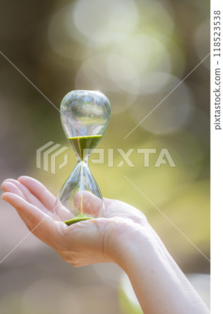 森林裡有沙漏的人 森林裡有沙漏的人 118523538