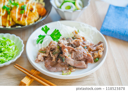 Beef tongue stir-fried with green onion sauce 118523878