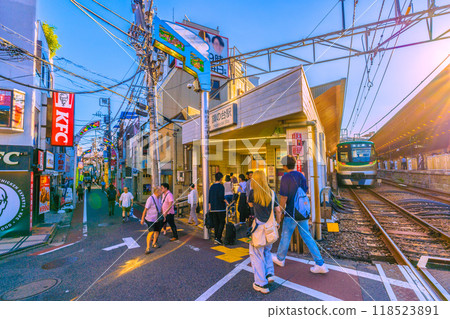 日本東京城市景觀，東急公司波多野台站，大井町線月台，池上線往蒲田方向。後方是波多野台三丁目商店街 118523891