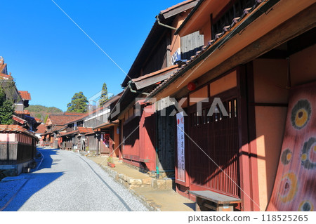 [Okayama Prefecture] The townscape of Fukiya Furusato Village on a clear day 118525265