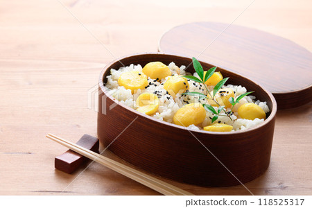 Autumn taste: Chestnut rice in a bento box Autumn taste: Chestnut rice in a bento box 118525317